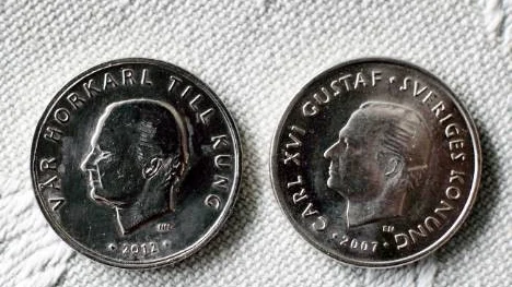 Den falska kronan är förvillande lik en vanlig enkrona. (Arkivbild)