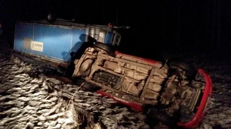Vagnen blev liggande upp och ned och bilen lade sig på sidan.