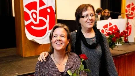 Partisekreteraren Carin Jämtin, till vänster, kommer att tala om medlemssituationen vid helgens distriktskongress i Arvidsjaur. Karin Åström, distriktsordförande, tror att utbildning är ett sätt att få yngre att engagera sig politiskt och ta sig an förtroendeuppdrag. (Arkivbild)