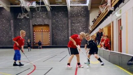 ROLIGT. Albin Runelöf, Team Boden, och Oskar Johansson, Lule City, tycker det är kul med innebandy.