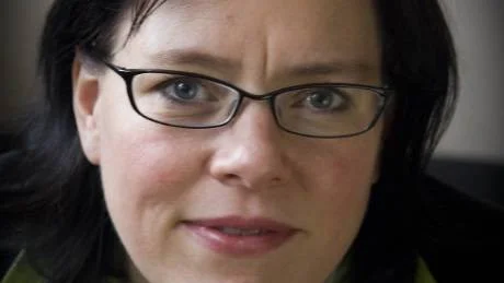 TVEKSAM SATIR. Lena Andersson i sin senaste roman.