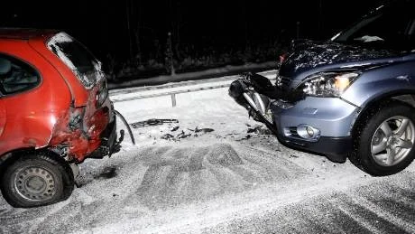 SLOG SAMMAN. Två av de sex bilar                   som var inblandade i en seriekrock på väg 97 vid Sunderbyn.