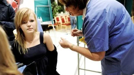 HANN PRECIS. Sjuksköterskan Karin Widman gav Luleåbon Hanna Fransson, 14 år, en av de sista vaccindoserna i Kyrkans hus på tisdagen. Många fick vända i dörren när lagret var tömt.