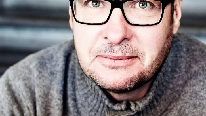 Människotillvänd. Kristian Lundberg bjuder på en stor poetisk prestation med en lyrik som är både samhälls- och människortillvänd, enligt Kurirens recensent Sven Nyberg.