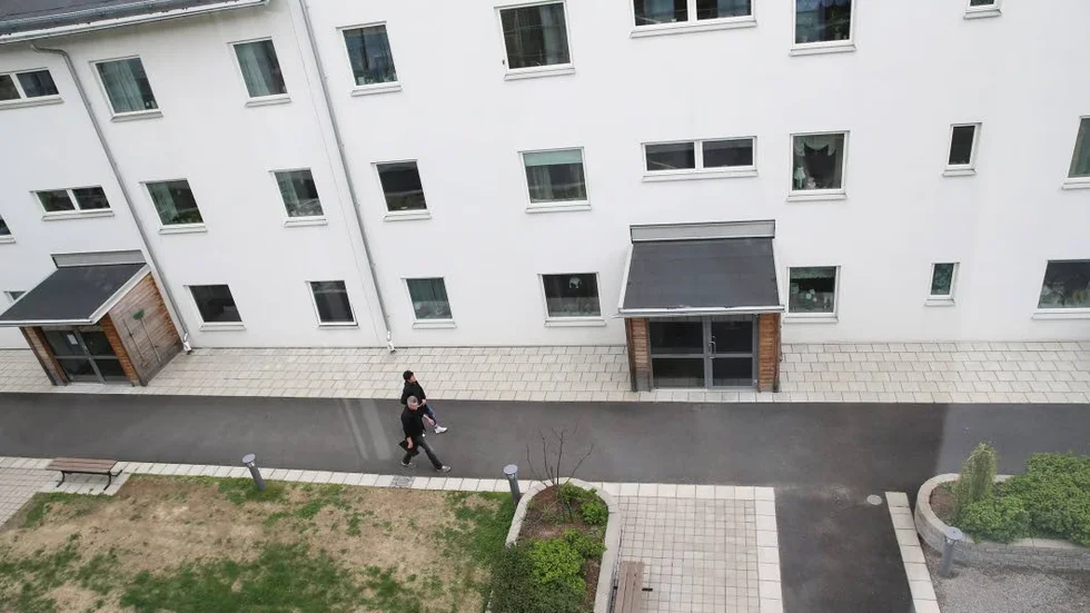 Ingen brottsplats. Allt talar för att hyreshuset där en brottsplatsundersökning gjordes under måndagen, inte är någon brottsplats. På tisdagen släpptes den misstänkte mannen på fri fot.