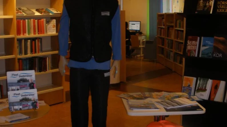 SÄKERHET. Sjösäkerheten är i fokus på Älvsby lottakårs utställning på biblioteket i Älvsbyn.