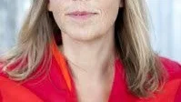 Berättardriv. Sara Kadefors bjuder på en lättillgänglig roman med ledigt berättardriv, menar Kurirens recensent Elin Ruuth.