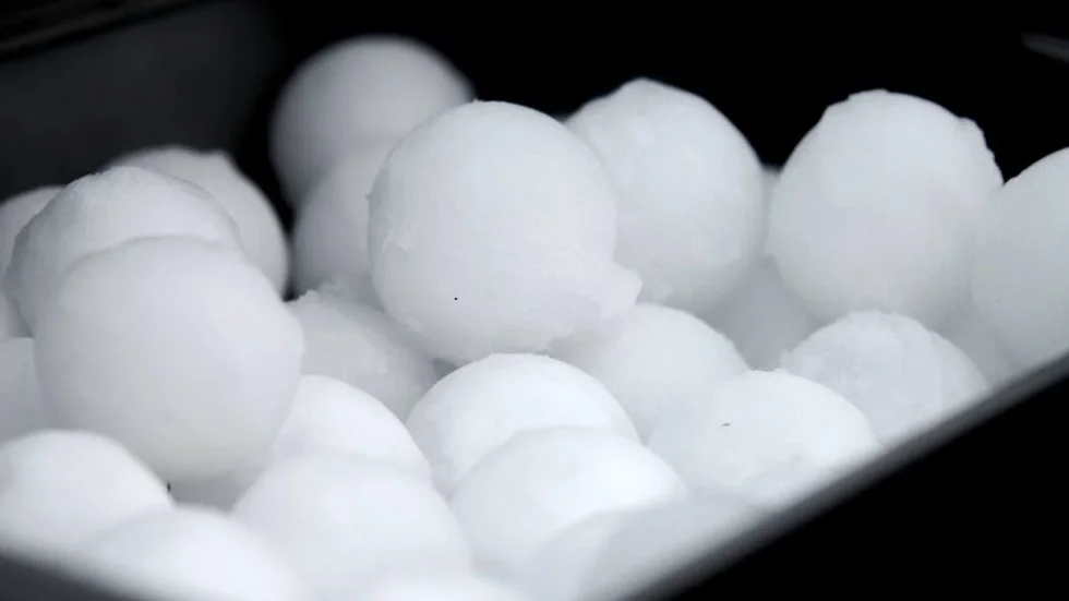SNÖBOLLSKRIG. Det beräknas att snöa under tisdagen i länets fjällkedja. Det är med andra ord läge för ett snöbollskrig.