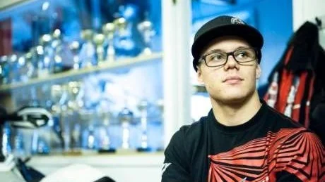 nervöst. I dag flyger Petter Nårsa till USA där han inom kort kommer att mäta sina krafter mot de allra bästa förarna. Nårsa blir toppföraren i sitt team och lyckas han bara hitta rätt känsla på sin nya skoter finns alla förutsättningar för fina placeringar.Foto: Patrik Häggqvist