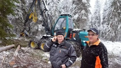 TRYGGT. Kontakten med fabriken i Finland skapar trygghet, enligt Lennart Mansikka till höger. Lars-Erik Tegbo till vänster.