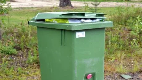 BEFRIELSE SVÅR. Reglerna för att befrias från skyldigheten att betala sophämtningsavgift är onödigt krångliga och inte fatttade i laga ordning i Gällivare menar en enskild fritidshusägare som klagar till länsstyrelsen.