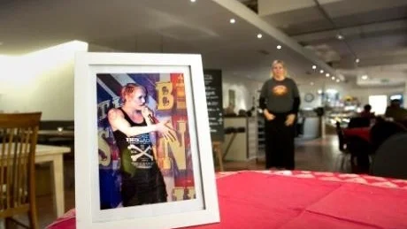 På lördag bjuder Åsa Johansson och hennes Hildurs kök på skratt. Det till minnet av Åsas bror Noah Johansson som dog i november 2011, bara 26 gammal.