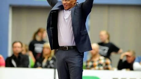 PROBLEM. Charles Bartons LF Basket hade problem med ett snabbt spelande Nässjö.