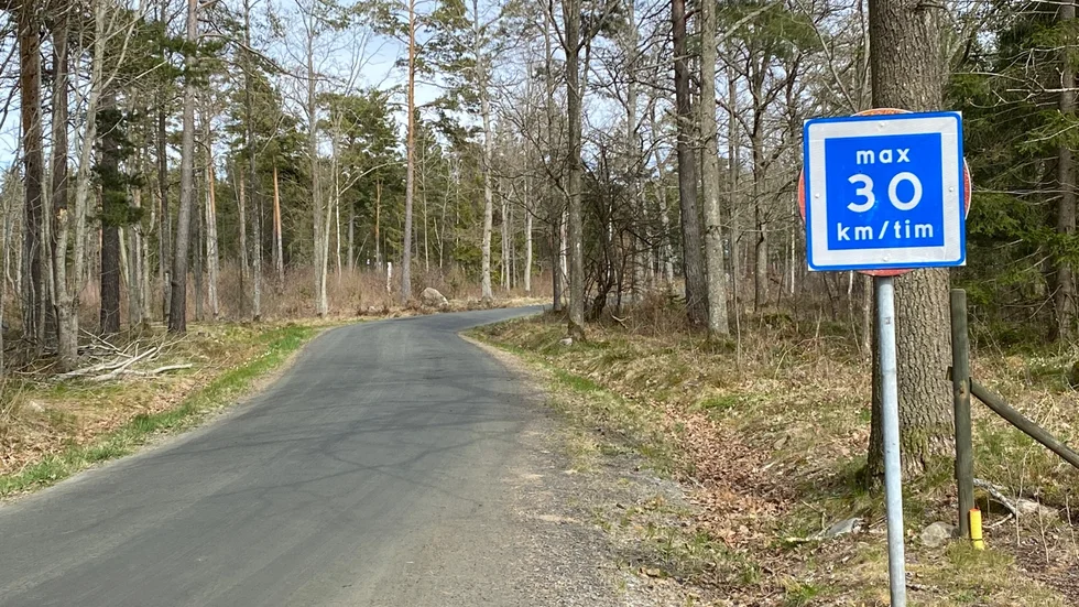 På väg till Lugnet sitter skyltar som uppmanar att hålla 30 km/h. Den officiella hastighetsgränsen på vägen är 70 km/h - och det kommer inte ändras. 