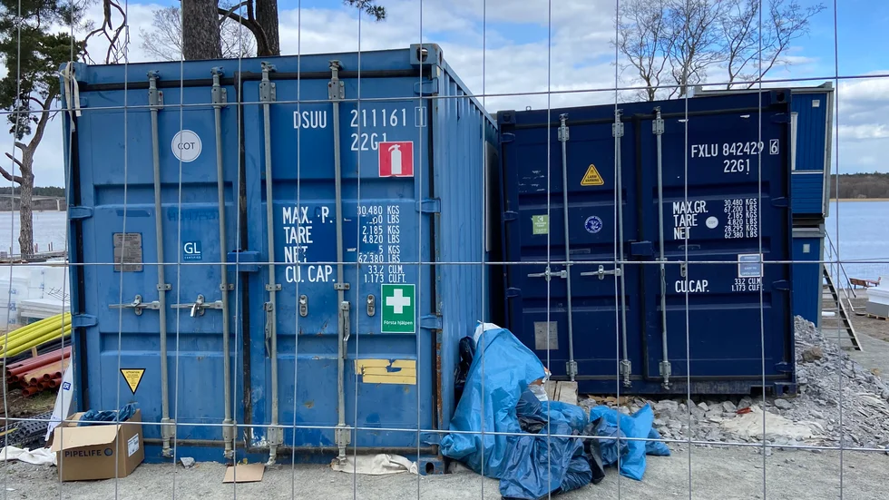 Genom att bryta sig in i en container vid Eldsundsviken kunde verktyg för mer än 100 000 kronor stjälas.