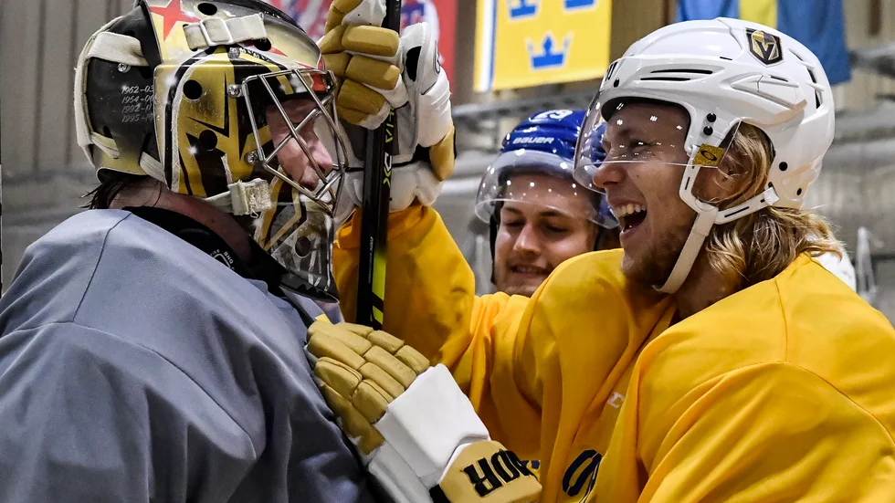 Oscar Dansk, tillsammans med William Karlsson, vid en uppvisningsmatch i Tumba. Nu siktar Dansk på en plats i VM-truppen. Arkivbild.