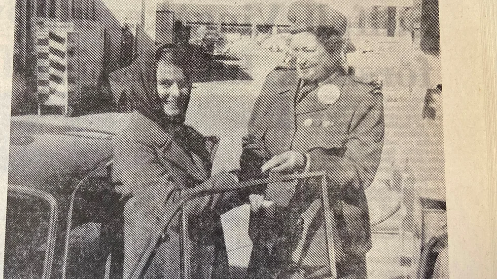 Ur Kuriren 24 april 1972. Ulla Norberg satte på sig säkerhetsbältet innan hon körde ut från Esso-macken vid Vingåkersvägen. För det belönades hon med bingobricka av Rut Regnéll-Jonsson. 