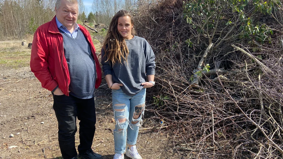 Anton Nordström och Maria Andersson från bygdegårds- respektive hembygdsföreningen är tacksamma över allt ris från trädgårdarna i Härad som utgör grunden till årets majbrasa.