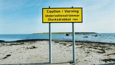 En person efterlyser en skylt liknande den här vid ”Snabben” vid Herrvik.