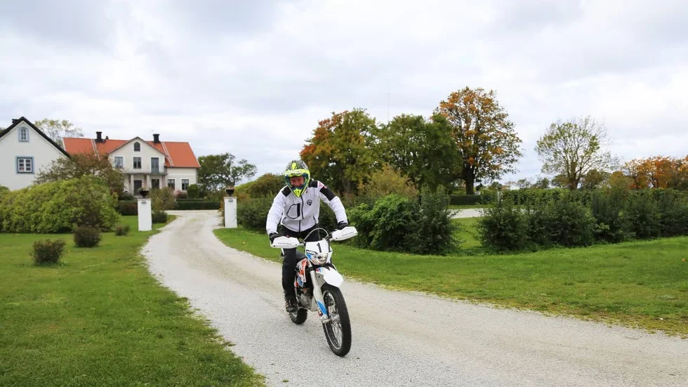Miljötänk. Berra Marcusson körde en elmotorcykel på premiärloppet för elklassen på GGN 2015.