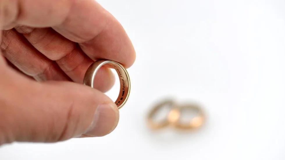 GULD. Det guld som finns i bland annat våra vigselringar hamnade på jorden för fyra, fem miljoner år sedan.
