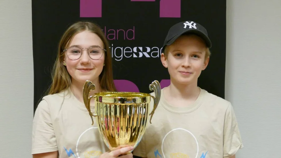 Victoria Bertvig och Herman Häggbom efter segern i Gotlandsfinalen av Vi i femman.