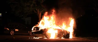 Kraftig brand i parkerad bil i Salabacke