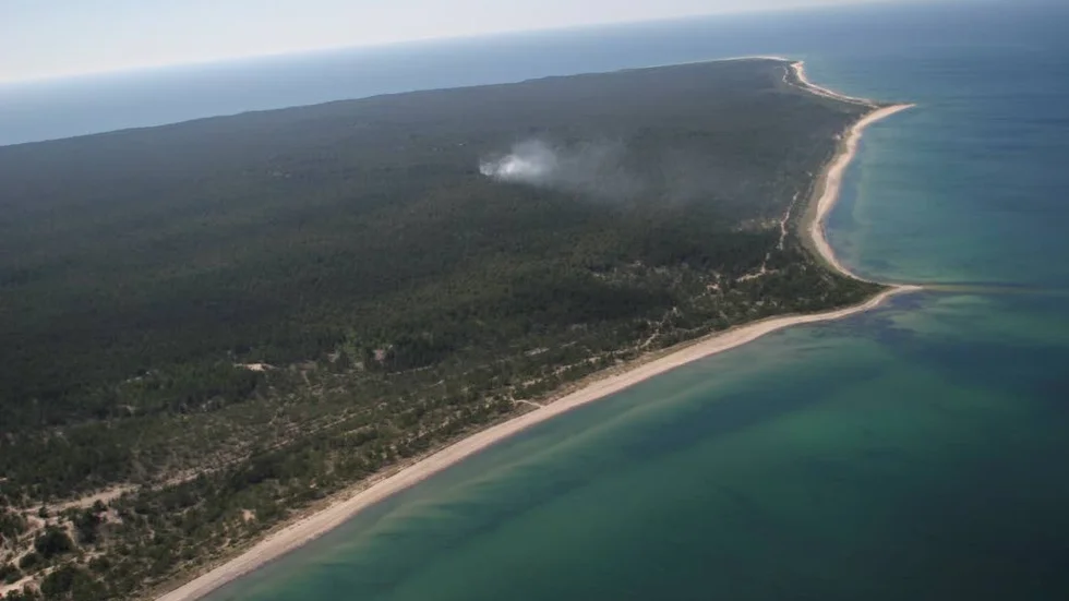 SKOGSBRAND Sandön har eldhärjats många gånger. Ett av de senare tillfällena var sommaren 2006, då Kustbevakningen tog denna bild över brandområdet.