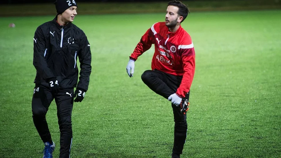 Ambitiöse ytterbacken Joel Scherman (till höger) ser ut att bli en nyttig förstärkning för toppstridande Trosa Vagnhärad SK i division 3 södra Svealand.