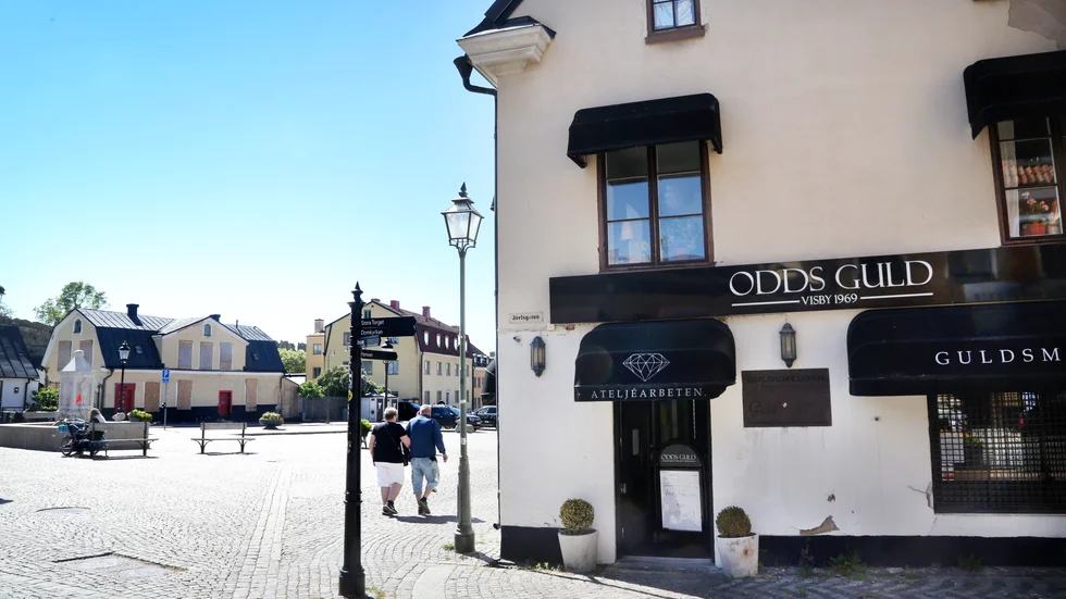 Södertorg ska få två nya restauranger. I gamla Kinakrogen till vänster planerar Roy Abd-El Ahad ett nytt koncept och i guldsmedsbutiken till höger vill fastighetsägaren Joachim Kuylenstierna bygga om för krog.