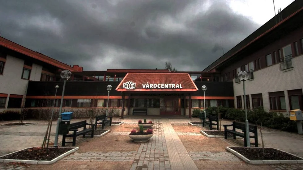 Flera fall av lungcancer har missats på Gnesta vårdcentral, trots att myndigheter granskat enheten.
