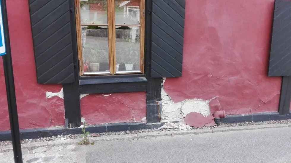 Ytterväggen trycktes in av krocken.