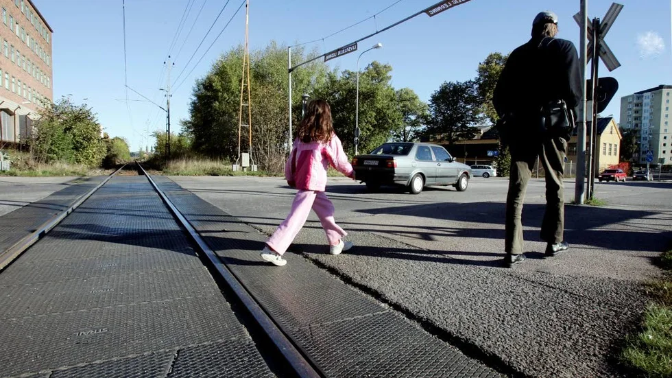 Järnvägsöverfarten vid Gillbergavägen är avstängd hela helgen för all typ av trafikering.