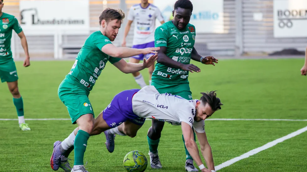 Det kommer smälla mellan spelarna i IFK Luleå och Bodens BK i måndagens derby. Om det inte gör det, så blir SPortens krönikör Jesper Sandberg både besviken och förvånad.