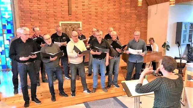 På söndag jubilerar Equmeniakyrkan Gotlands manskör, då firas körens första 100 år vid en konsert i Väte kyrka. Bilden från onsdagskvällens repetition i Hemse.