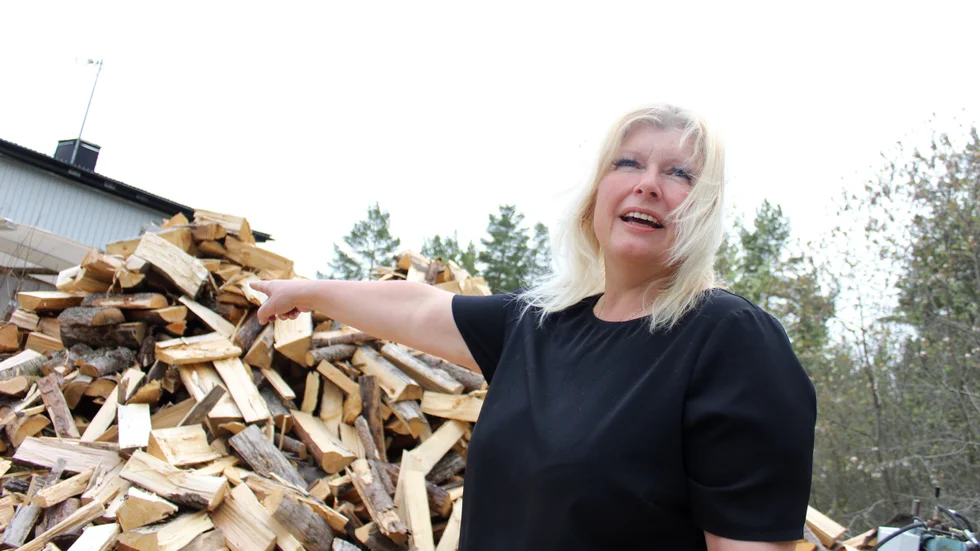 Det finns redan planer på att själv bygga en transportör som flyttar veden från vedbacken till förvaringen, berättar Therése Klingstedt.