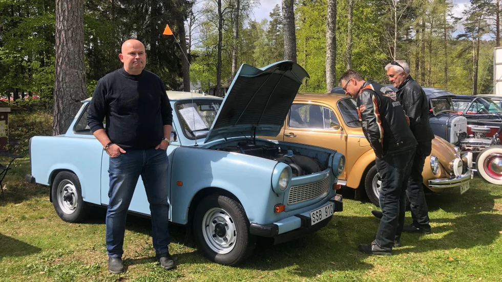 Jimmy Ekström visar upp sin Trabant från 1988.