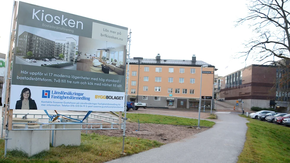 Här på Kvarteret Kiosken i Vimmerby ska det byggas trygghetsboende. Men byggstarten dröjer, på grund av det ekonomiska läget.