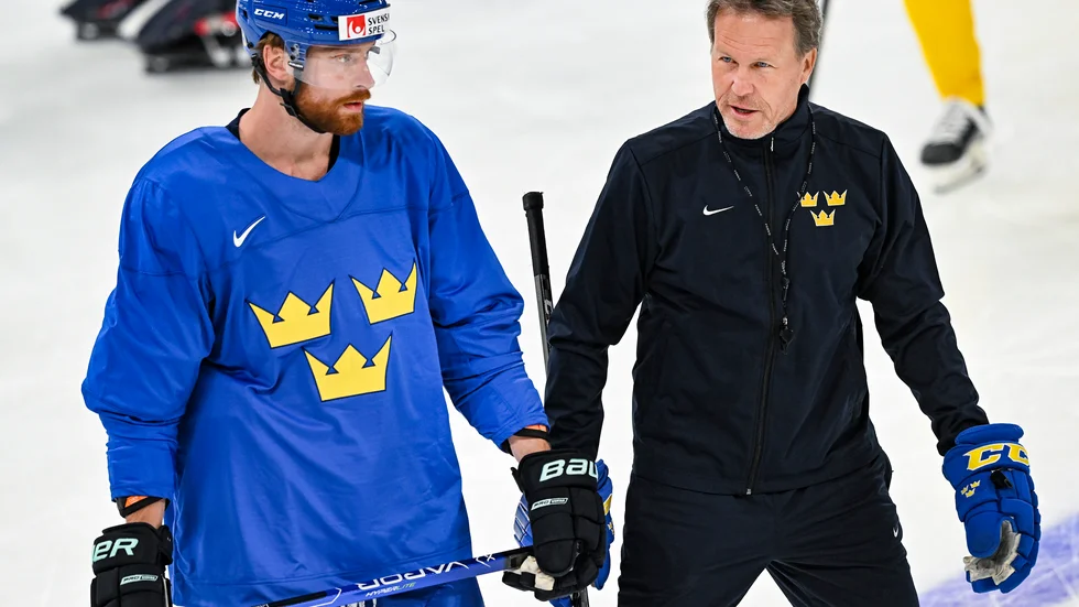 Johan Garpenlöv samspråkar med NHL-backen Adam Larsson under Tre Kronors första träning i VM-staden Tammerfors.