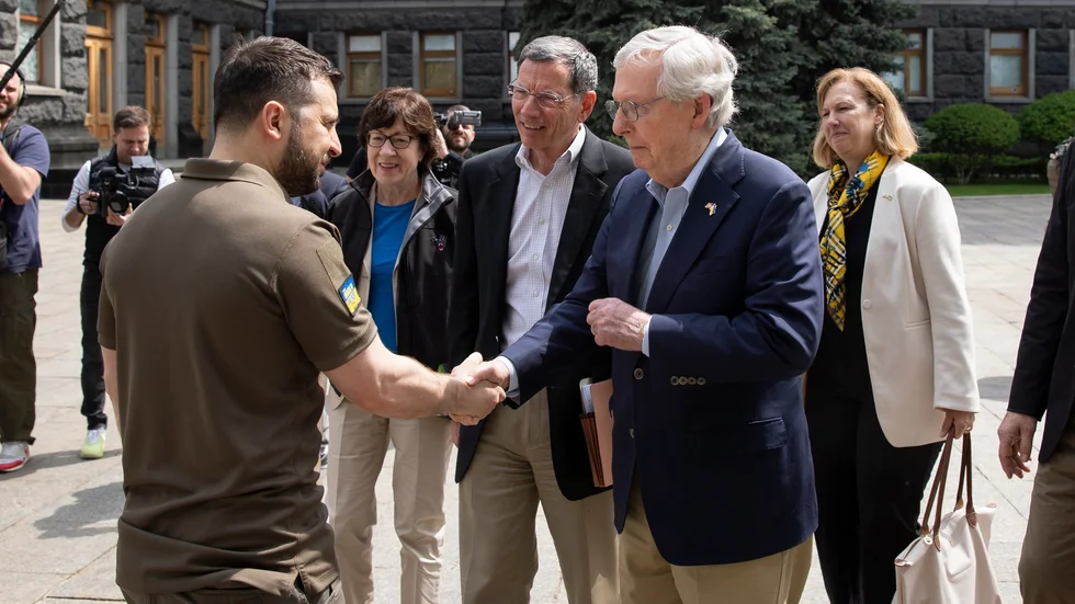 Volodymyr Zelenskyj hälsar på den amerikanska senatens minoritetsledare, republikanen Mitch McConnell, i Kiev.