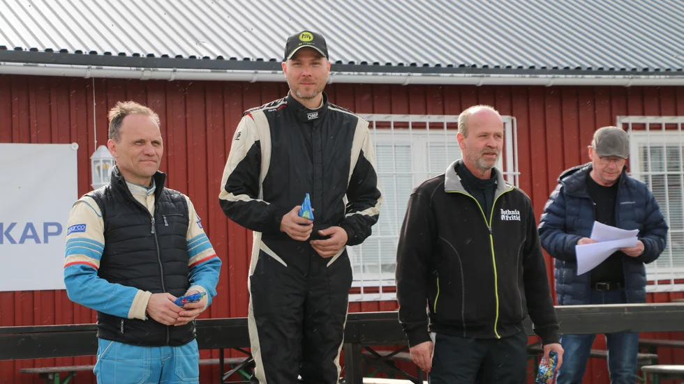 Trippelt Boden på pallen i rallytävlingarna i Piteå. Från vänster: Peter Westin, Tommy Carlström och Thomas Lahti.