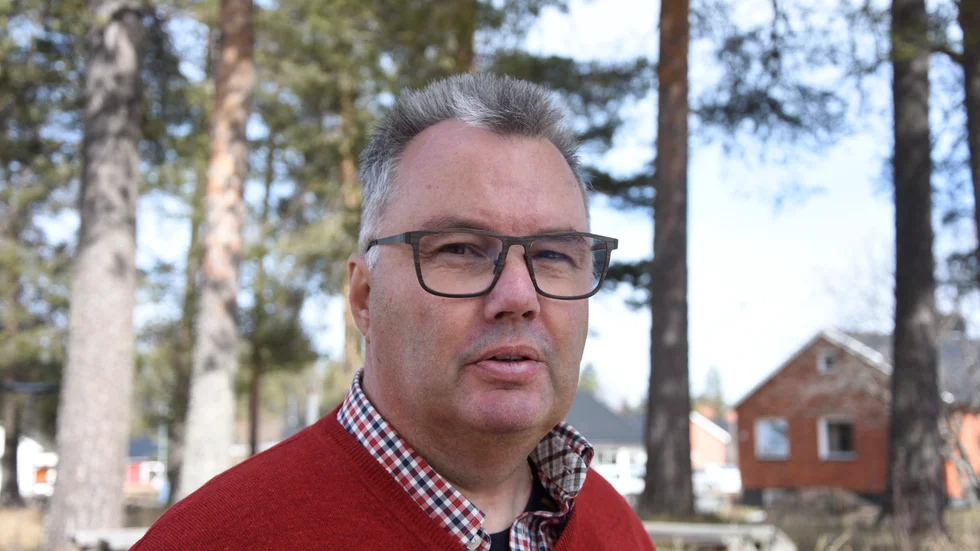 "Hela den här processen är för att Socialdemokraterna är så negativa till att få in en friskola" säger Peter Bergström (M).