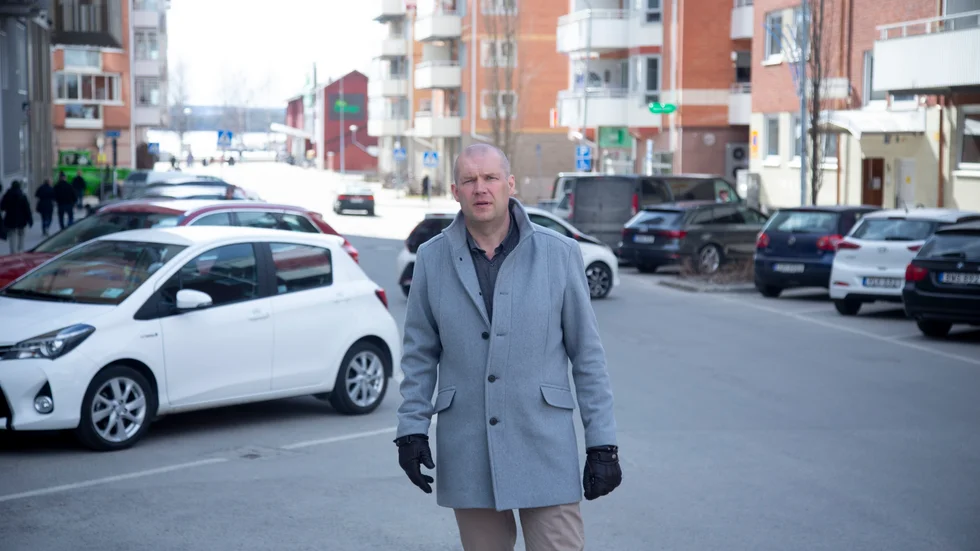  ”Vi kommer att bygga bort de snedställda parkeringarna, istället kommer det att bli längsgående”, säger gatuchefen Micael Kemi.