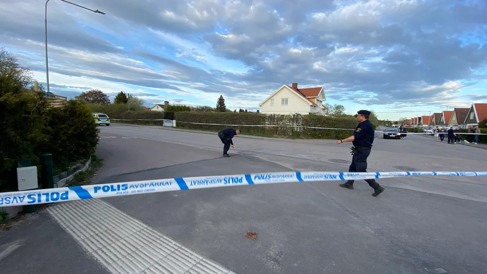 Tre personer som benämns "intressanta för utredningen", inklusive målsäganden, har hämtats in för förhör. Ingen har gripits.