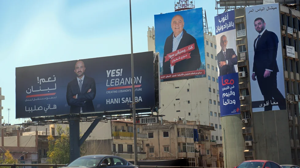 Kampanjaffischer pryder husfasader i Beirut inför valet.