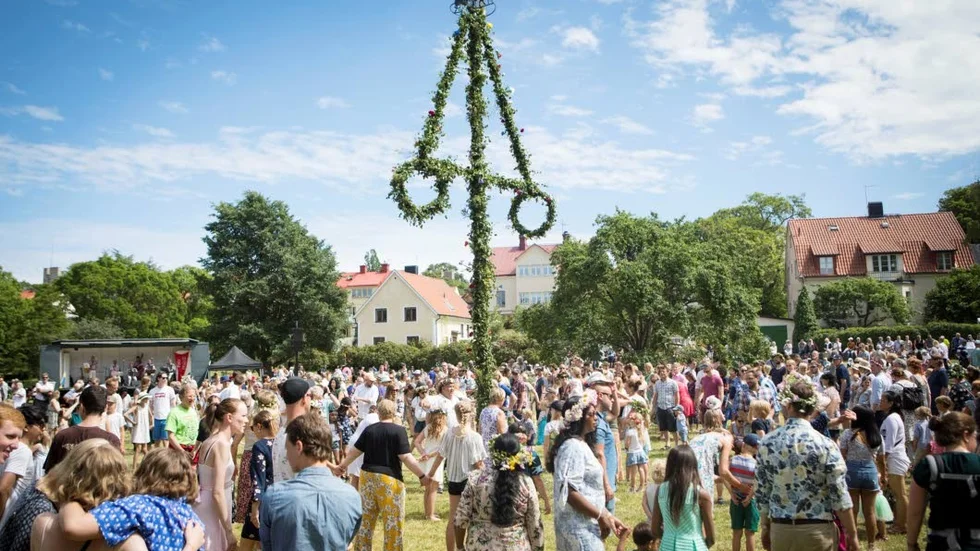 Det är inte varje dag så många människor dansar tillsammans på Paviljongsplan.
