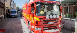 Här kämpar sig brandmännen fram i innerstan