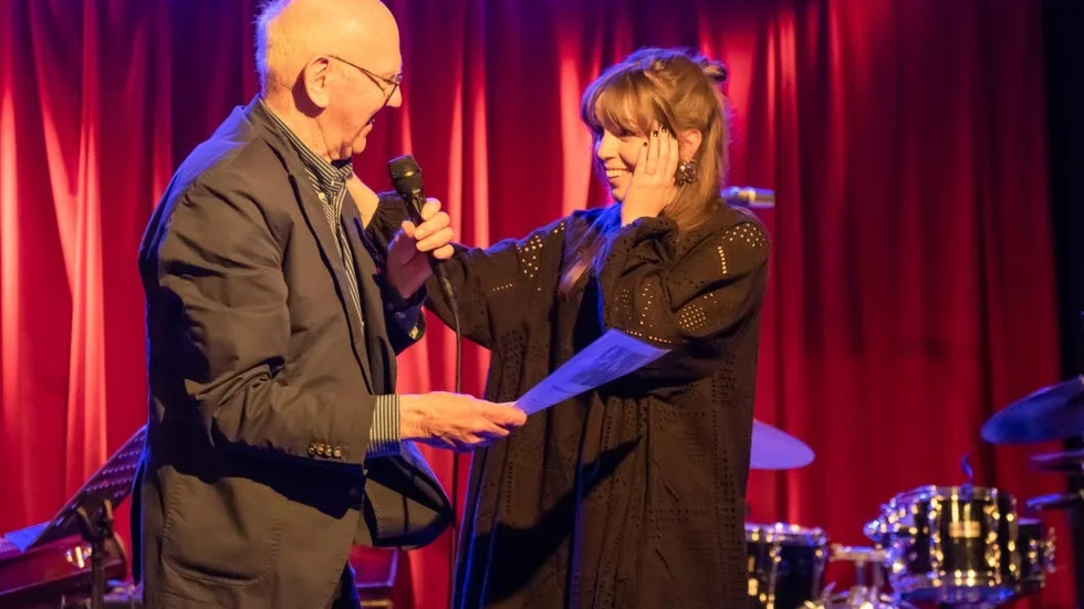 Amanda Ginsburg överraskades av Gösta Lyttkens under torsdagens jazzklubb på Munken.
