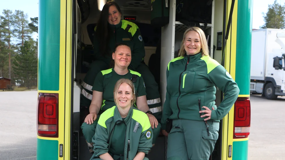 Längst in i ambulansen: Julia Dahlberg, Anna, Paulina Zackrisson och till höger Erica Forsmark. "Jobbet handlar mycket om teamwork, det får man genom att vara som en familj", säger Anna.
