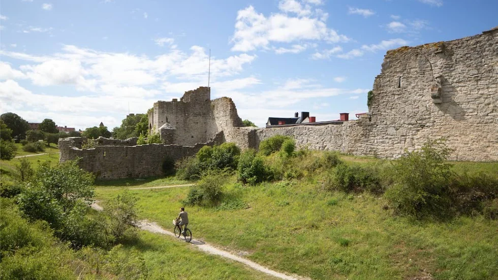 Östergravar i Visby. En av de platser som svenska resenärer gärna vill se under semestern.